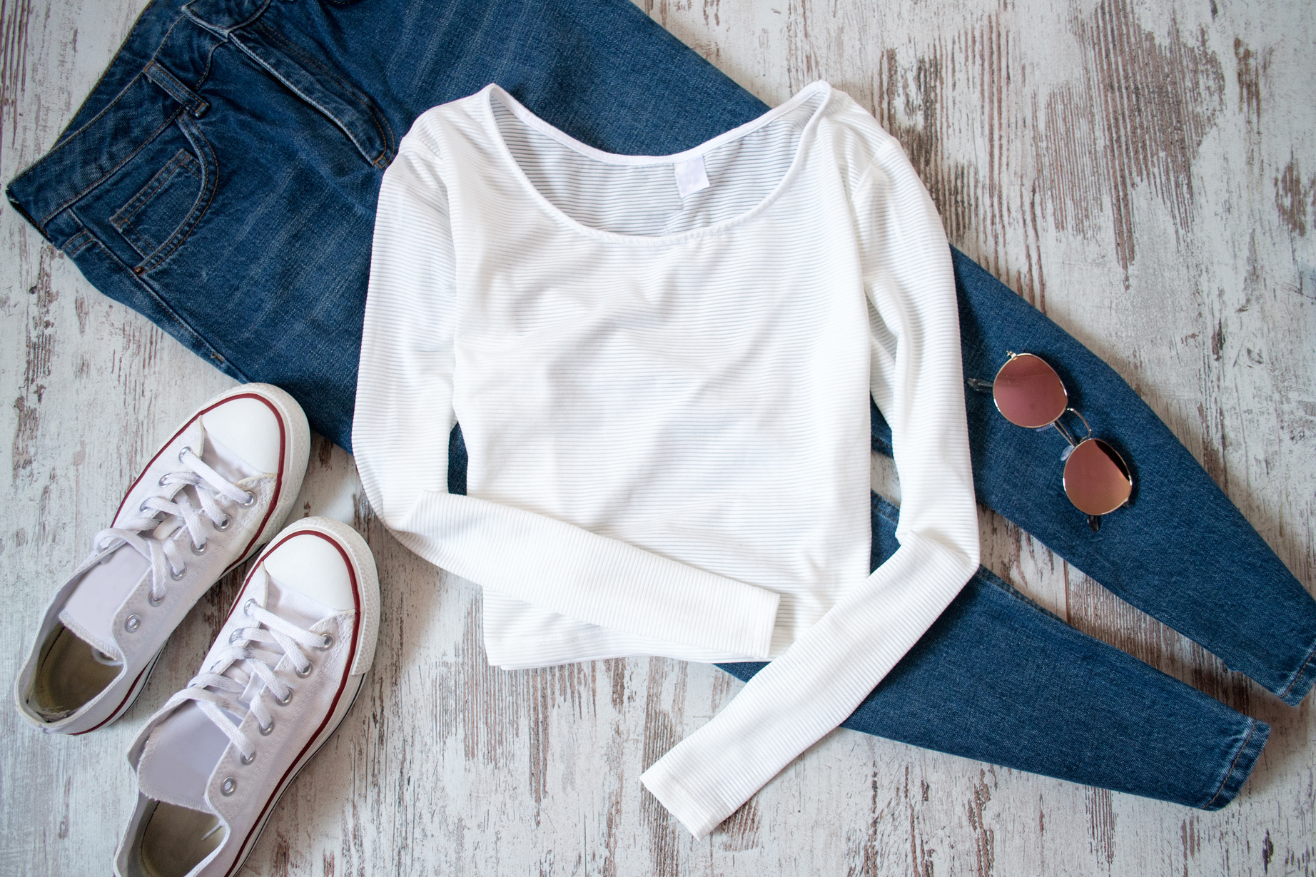 Sweatshirt, Jeans, Sneakers and Glasses